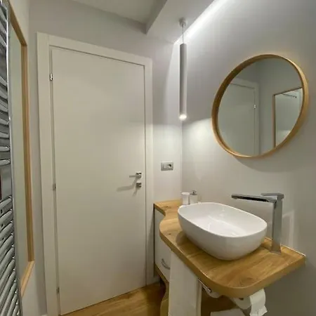 Apartment Cit,ma C'e Tut!tiny,but Need Is In! Turin