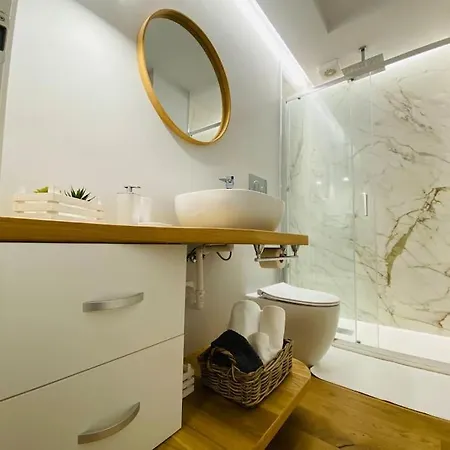 Apartment Cit,ma C'e Tut!tiny,but Need Is In! Turin