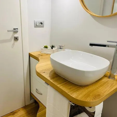 Cit,ma C'e Tut!tiny,but Need Is In! Turín