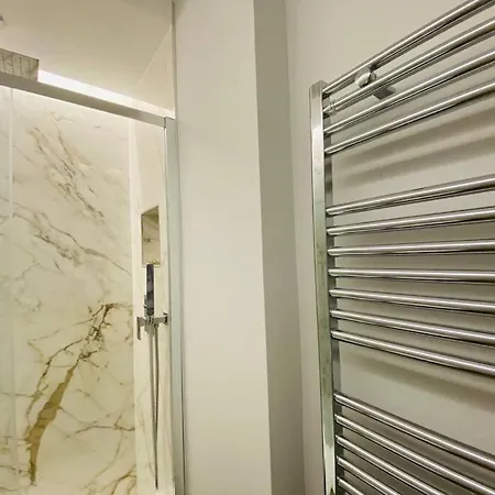 Cit,ma C'e Tut!tiny,but Need Is In! * Turín