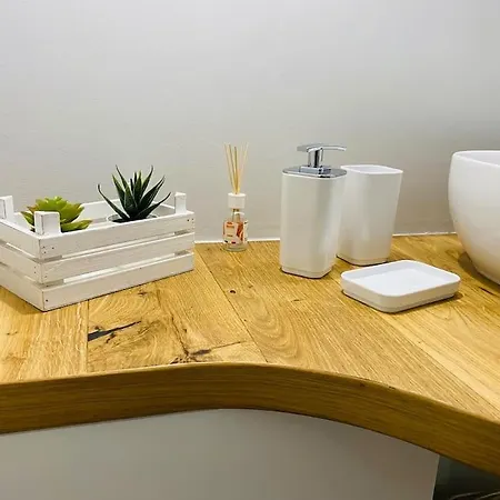 Cit,ma C'e Tut!tiny,but Need Is In! *