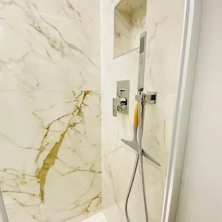 Cit,ma C'e Tut!tiny,but Need Is In! * Turín