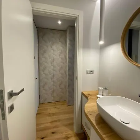 Cit,ma C'e Tut!tiny,but Need Is In! Apartment *