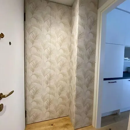 Cit,ma C'e Tut!tiny,but Need Is In!